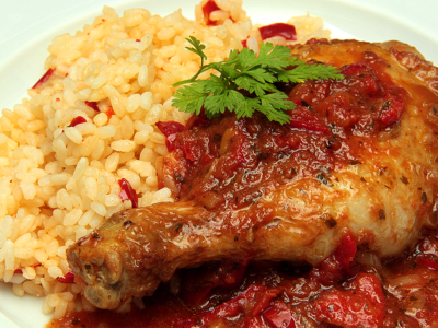 Poulet basquaise servi avec son riz aux poivrons