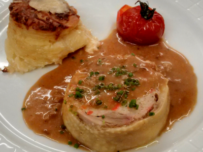 Ballottine de volaille, gratin dauphinois et tomate rôtie